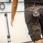 Harvardští vědci vyvíjejí kompaktní exoskeleton, který pomáhá při chůzi a běhu