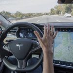 Proprietarul Tesla a fost arestat pentru spălarea dinților la 135 km / h