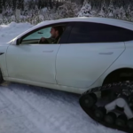 Elektrická automobilka Ilona Mask se proměnila v pásové terénní vozidlo