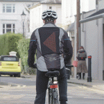 Ford presenta la giacca da bici Emoji imbottita sul retro