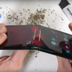 Flexible Motorola Razr clamshell screen crashes