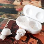 مراجعة Samsung Galaxy Buds +: سماعات TWS مصغرة مع شحن لاسلكي