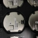 Fotografie bezdrátových komponentů iPhone 8 jsou sloučeny