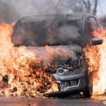 Tesla a accéléré et explosé indépendamment avec le propriétaire à l'intérieur