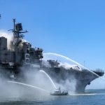 Veröffentlichte ein Video über das Löschen eines Feuers auf einem US-Kriegsschiff