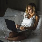يكتشف الباحثون ما إذا كانت مشاهدة المواد الإباحية تؤثر على العلاقات