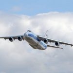 On voit l'atterrissage «humide» du plus gros avion de transport de Russie