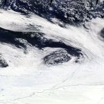 تخلق تيارات الهواء الدافئ ثقوبًا ضخمة في جليد أنتاركتيكا