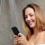 Numărul zilei: Câte procente dintre ruși își duc smartphone-ul cu ei la baie și toaletă?