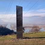 Un monolithe inhabituel est déjà apparu en Roumanie: un objet similaire a disparu du désert de l'Utah
