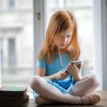 Odborníci varují před „odnětím“, ke kterému dojde u dětí bez chytrých telefonů a počítačů