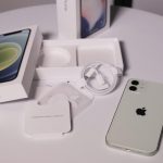 Experții calculează cât a economisit Apple scoțând încărcătorul din cutia iPhone 12