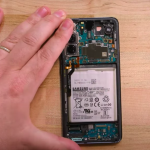 Experts appreciate the complexity of repairing the flagship Samsung Galaxy S21