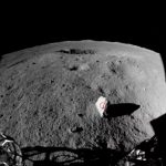 На Місяці виявили незвичайний довгий камінь