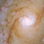 Regardez le cœur d'une galaxie spirale