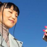 În mod neașteptat: Apple folosește modelul Samsung Galaxy S21 pentru a-și face publicitate căștilor Beats Studio Buds