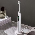 Oclean X Pro Elite: a silent electric toothbrush with a screen, IPX7 protection and autonomy up to 35 days for $ 57