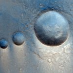 Vedeți triplul crater de impact de pe Marte