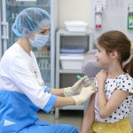 Medicii au numit efecte secundare la vaccinarea adolescenților