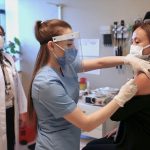 «Має бути примусова вакцинація»: відомий вірусолог прокоментував ситуацію в Росії