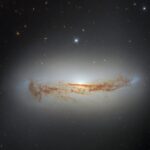 Privește o galaxie care ascunde un nucleu strălucitor