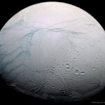 Satelitul lui Saturn a „crăpat” din cauza înghețului: în interiorul lui „fierbe” oceanul