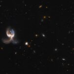 Priviți două galaxii care fuzionează numite „aripi de înger”