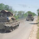 Die Streitkräfte der Ukraine zerstörten mit Hilfe von ATGM "Fagot" einen seltenen T-62M-Panzer mit einem "Barbecue" auf dem Turm