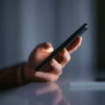 The doctor gave advice on how to avoid deformation of the fingers due to prolonged use of the smartphone