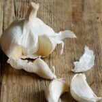 Cum vă poate îmbunătăți sănătatea coaja de usturoi