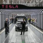 Directorul fabricii Tesla este investigat pentru însuşirea de sticlă „specială”.