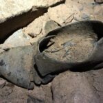 "Capsule temporelle" du siècle avant-dernier et une mystérieuse inscription trouvée dans une ancienne grotte
