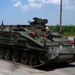 أظهرت القوات المسلحة لأوكرانيا ناقلات جند مدرعة بريطانية من طراز FV103 المتقشف في المقدمة - في المجموع تلقت أوكرانيا 35 ناقلة جند مدرعة.