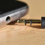 Why manufacturers do not install headphone jacks on modern phones