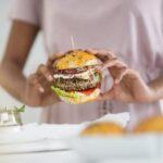 أربعة أطعمة غير صحية لتناولها مع خسارة الوزن
