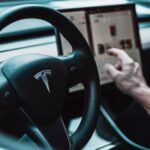 Conducteur de Tesla implanté clé de voiture en main