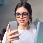 The beautician warned about the aging of the skin because of the smartphone