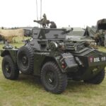 Les forces armées ukrainiennes utilisent des véhicules blindés britanniques Land Rover Snatch et des véhicules de reconnaissance Ferret Mk 1 à l'avant.