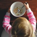 Hier ist, warum Ihre Kinder das Frühstück zu Hause nicht auslassen sollten