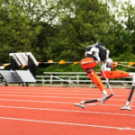 Robotul cu două picioare Cassie stabilește recordul Guinness la cursa de 100 de metri