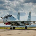 ЗСУ показали видовищне відео знищення винищувача Су-30СМ вартістю $40 млн за допомогою ПЗРК Stinger – російський аналог F-35 Lightning II ефектно вибухнув у полі