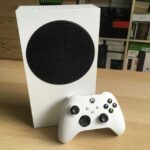 The Xbox console will automatically mute the microphone when you eat chips while playing