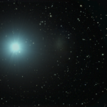 Astrofyzici přišli na to, jak vidět neviditelnou černou díru ve „fosilní galaxii“