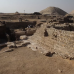 Stovka mumií a pyramida neznámé královny nalezené poblíž hrobky Tutanchamona