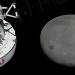 The Orion spacecraft saw the far side of the moon, flying 129 km from the satellite, and in three days will reach the goal of the flight
