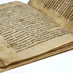 Inscriptions mystérieuses trouvées sur un manuscrit ancien : elles ont été faites sans encre