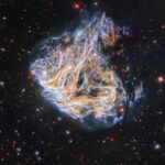 Hubble a fotografiat „focurile de artificii” colorate ale stelei moarte