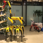 Boston Dynamics ha mostrato come tre robot Spot decorano un albero di Natale