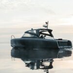 Uită-te la barca pe aripi de aer. Ea parcurge peste 100 km odata
