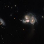 Regardez le trio inhabituel qui fusionne dans l'image de Hubble